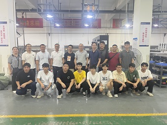 機電一體化+工業(yè)機器人學生在廣州精陶機電設(shè)備有限公司實習.jpg