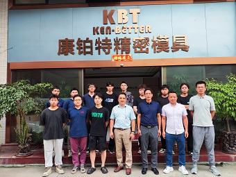 智能制造學生在佛山康鉑特精密機械設(shè)備有限公司實習.jpg